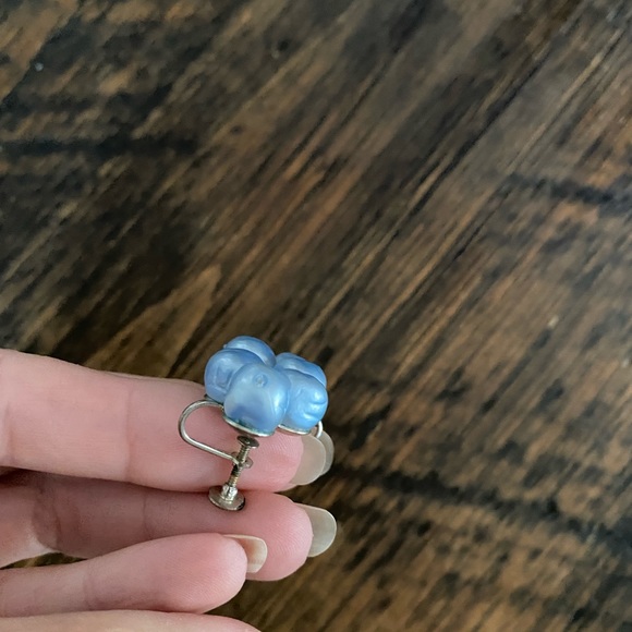 3/$15🥳 Vintage cluster screw-back earrings - Picture 2 of 7